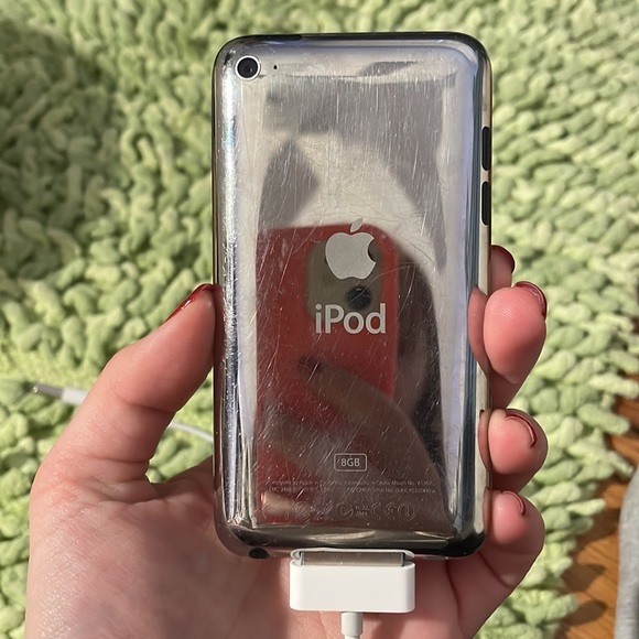 8gb iPod touch - Picture 2 of 2